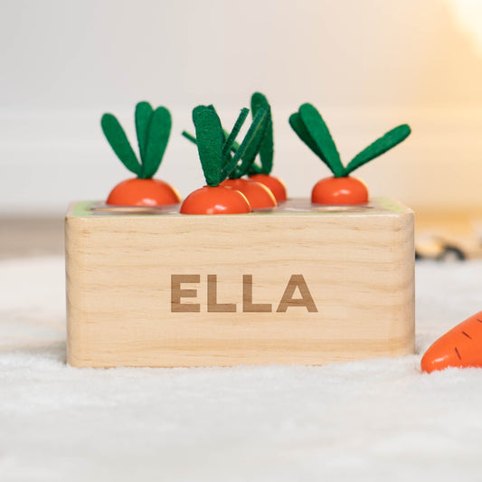 Steckspiel Möhre aus Holz mit Personalisierung